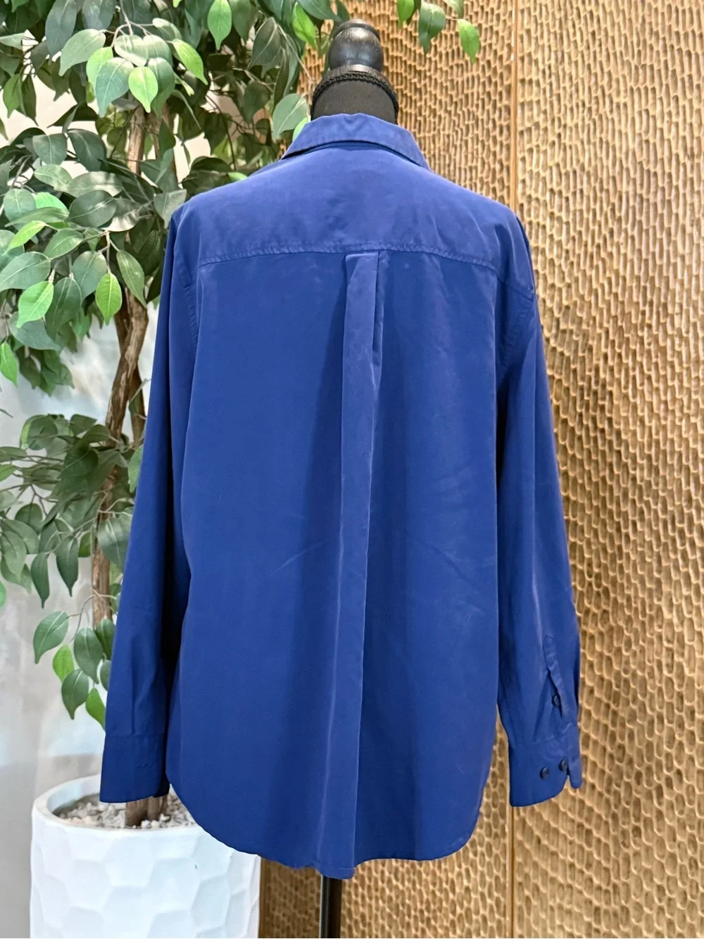 Chico’s Button Down Blouse Women Size 2 Blue Solid Collared Long Sleeves